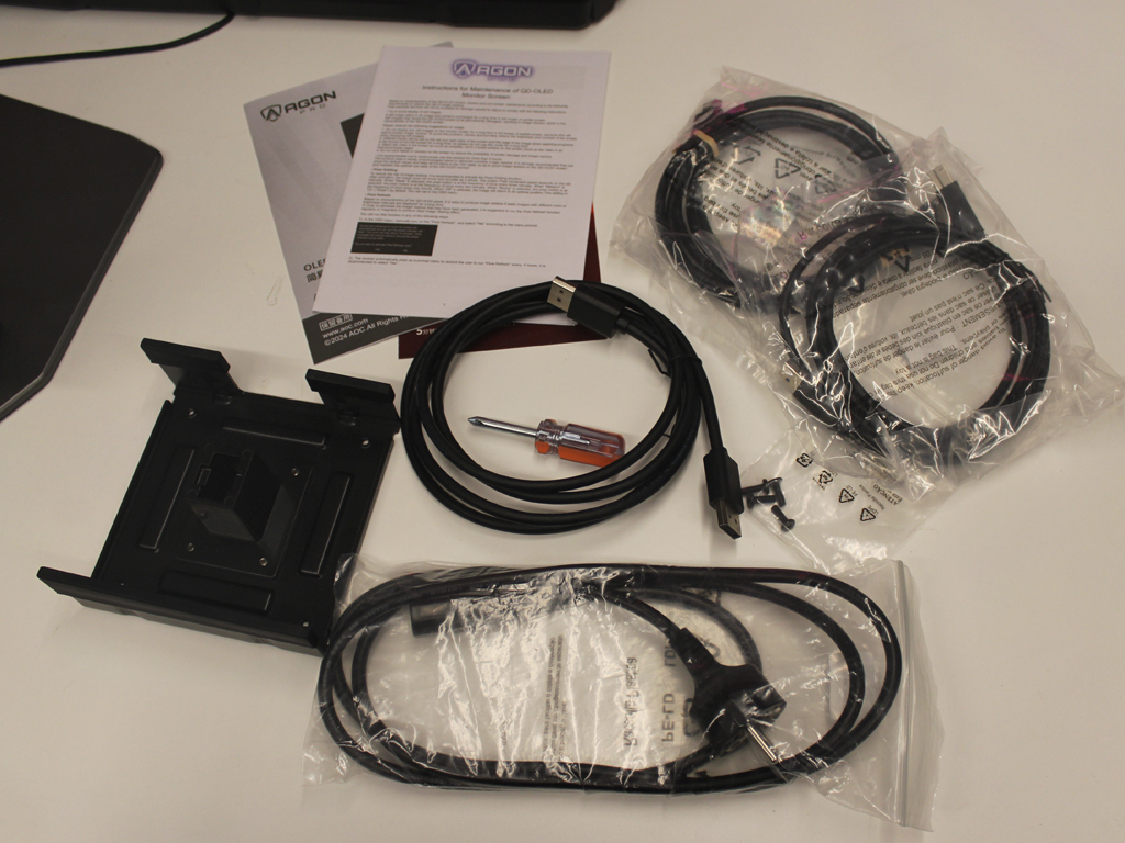 Der gesamte Lieferumfang des AGON PRO AG326UD.